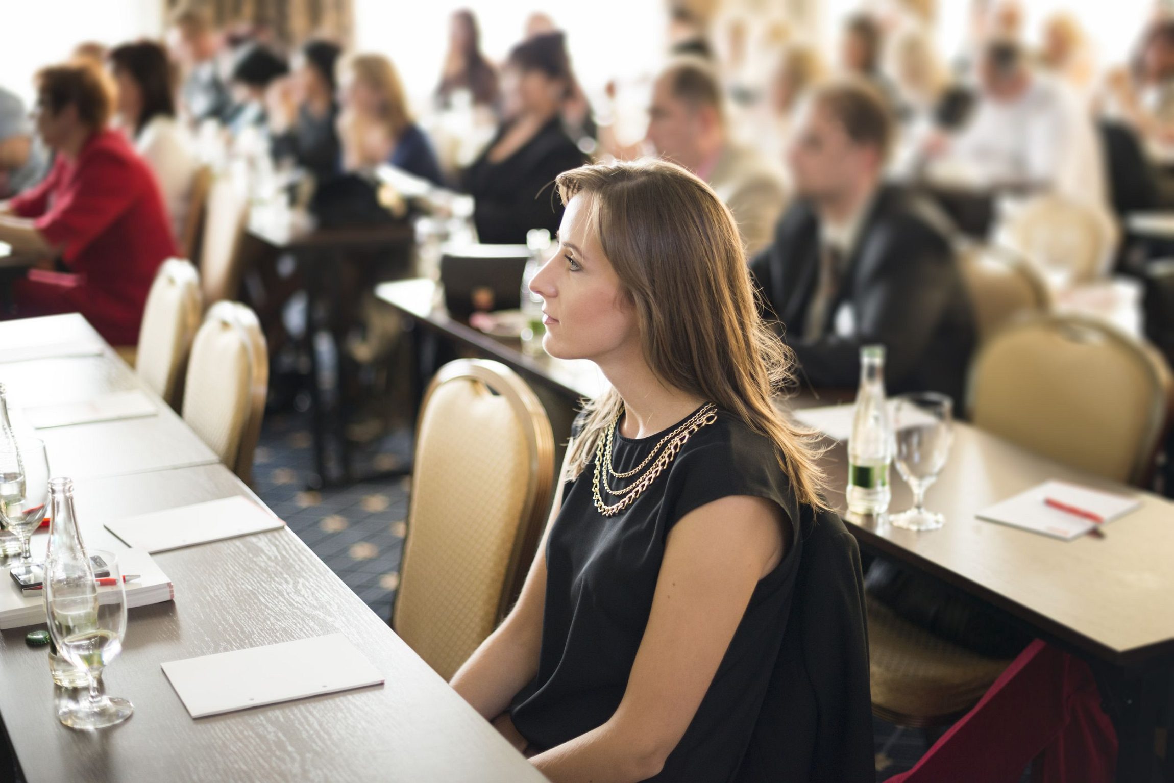 Konferenzteilnehmer mit Ticket